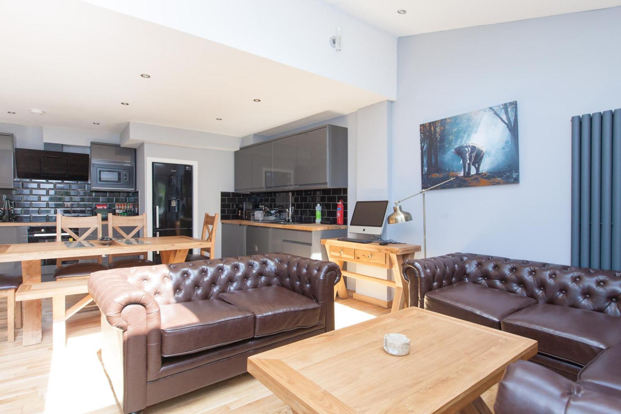 Luxe Arthurs Seat View Townhouse With Hot Tub