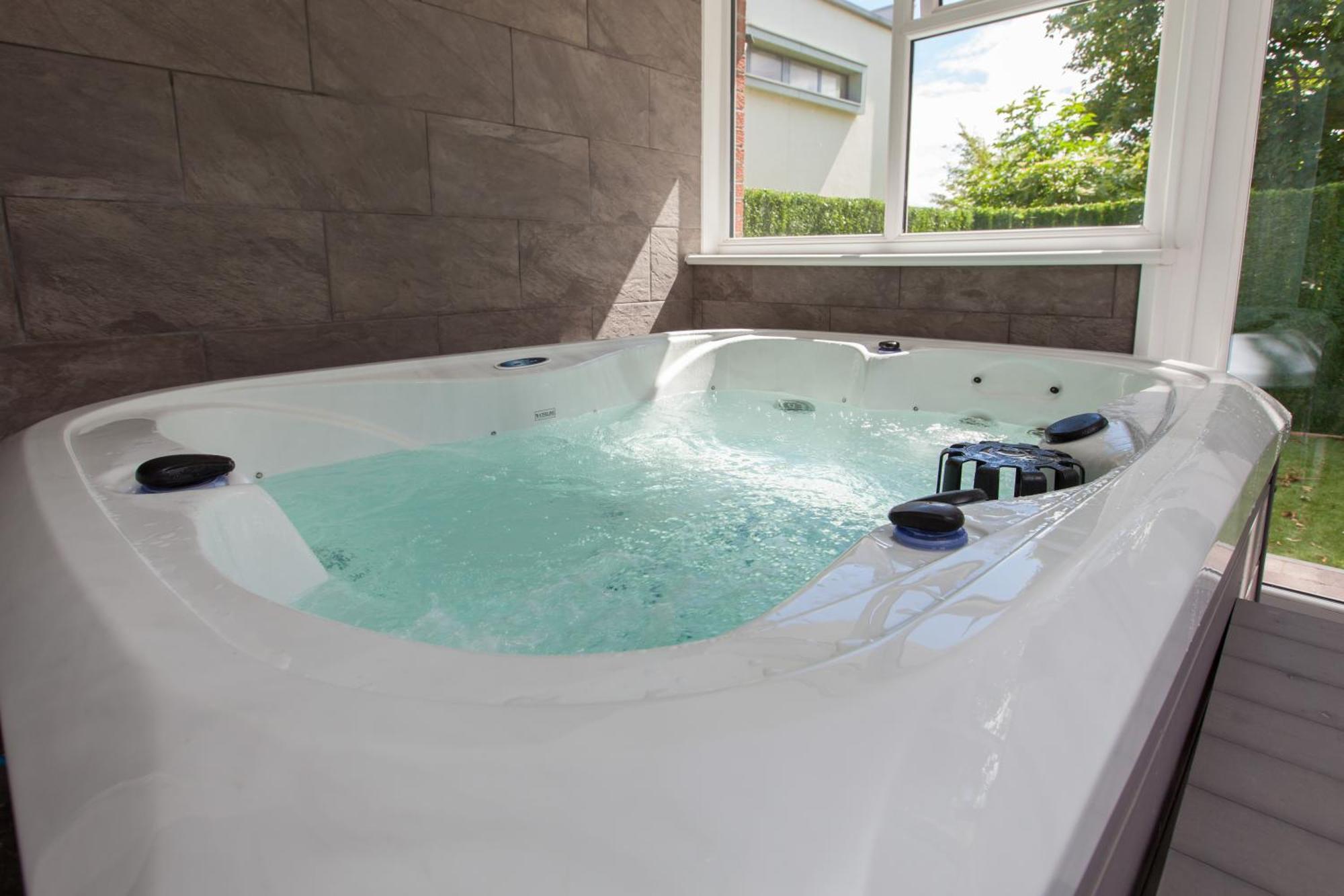 Luxe Arthurs Seat View Townhouse With Hot Tub