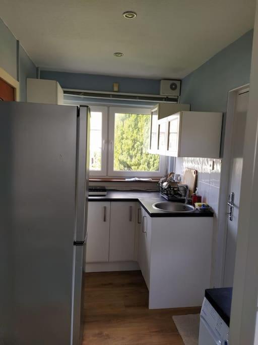Studio Flat, Frequent Buses, 1-minute Walk To Bus Stop, 15 Minutes To City Center Apartment Edinburgh