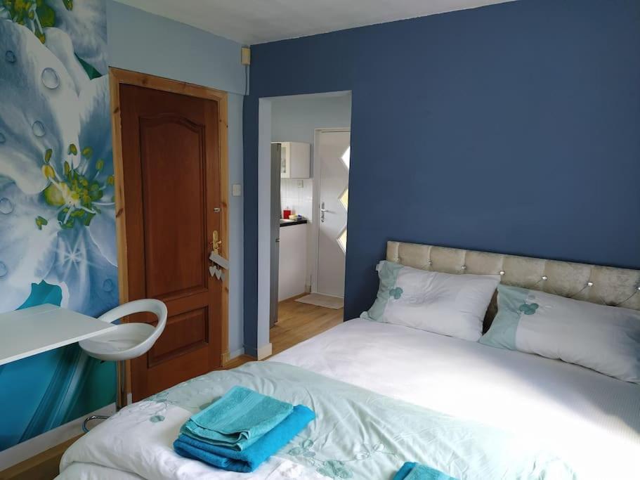 Studio Flat, Frequent Buses, 1-minute Walk To Bus Stop, 15 Minutes To City Center Apartment *