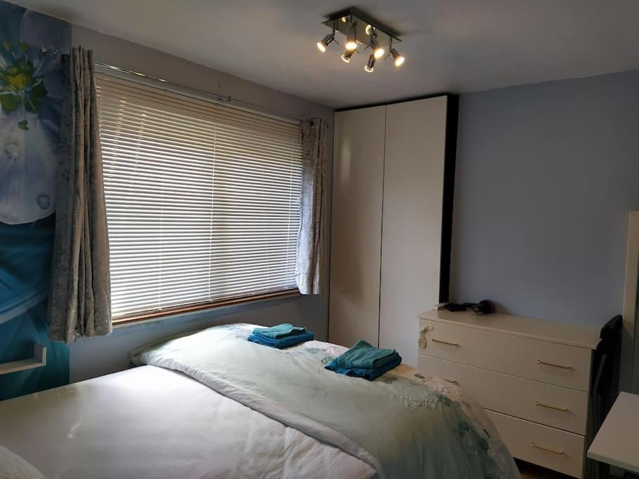 Studio Flat, Frequent Buses, 1-minute Walk To Bus Stop, 15 Minutes To City Center * Edinburgh