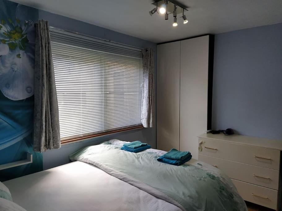 Studio Flat, Frequent Buses, 1-minute Walk To Bus Stop, 15 Minutes To City Center Edinburgh