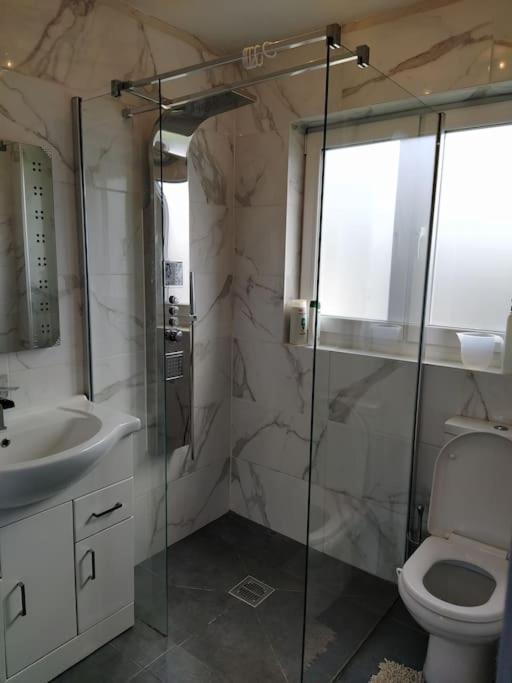 Apartment Studio Flat, Frequent Buses, 1-minute Walk To Bus Stop, 15 Minutes To City Center Edinburgh