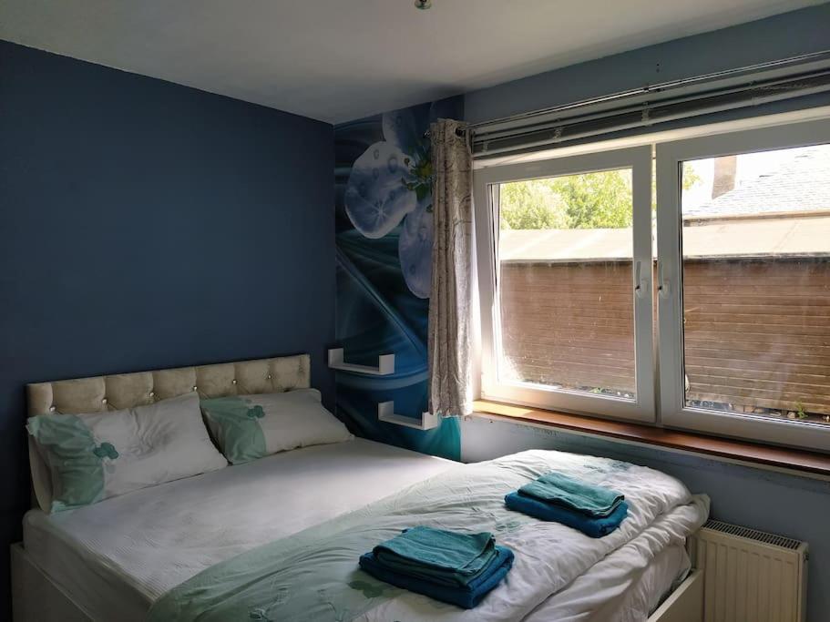 Apartment Studio Flat, Frequent Buses, 1-minute Walk To Bus Stop, 15 Minutes To City Center Edinburgh