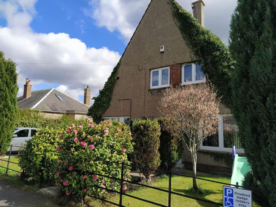 Apartment Studio Flat, Frequent Buses, 1-minute Walk To Bus Stop, 15 Minutes To City Center Edinburgh