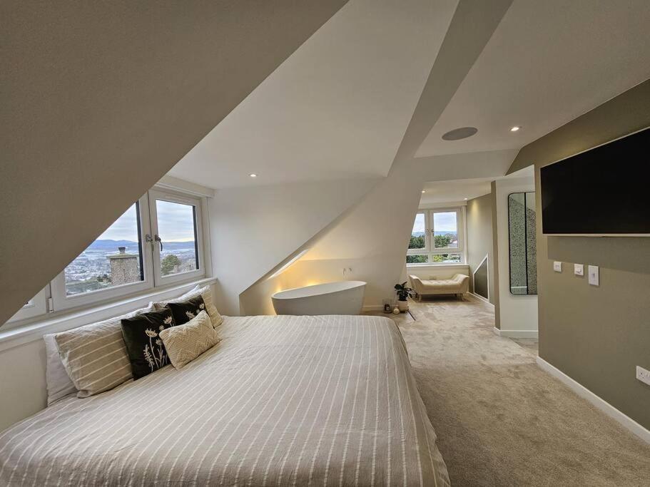 Kaimes Kip: Stylish Five Bedroom Holiday home Edinburgh