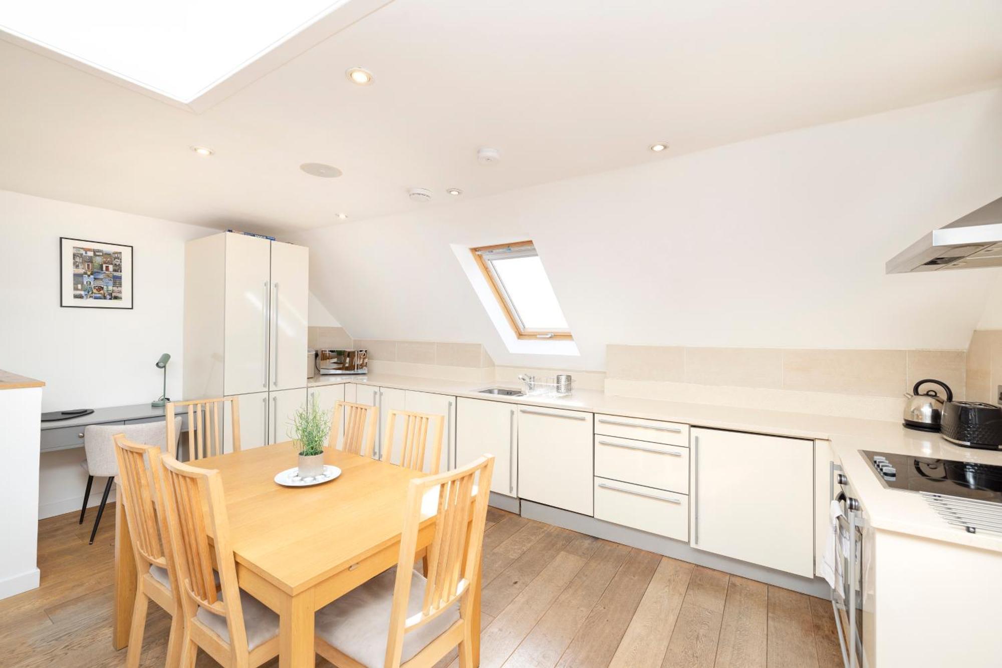 Joivy Chic 2-br Flats Near Castle Edinburgh