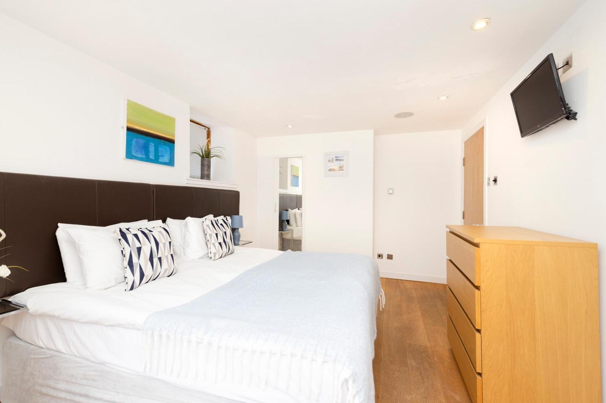 Joivy Chic 2-br Flats Near Castle Edinburgh