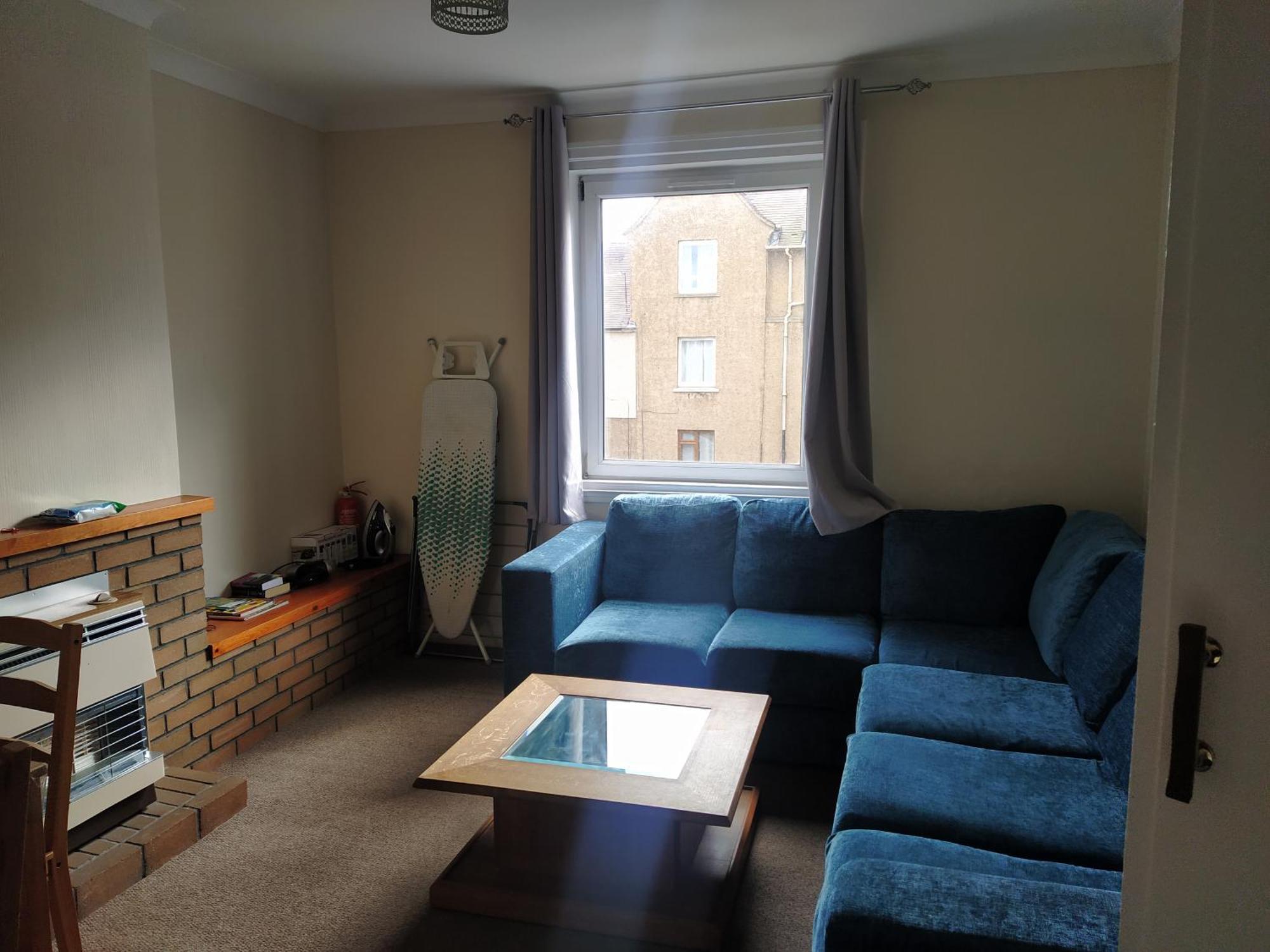Self Catering 2 Bedroom Flat, Frequent Buses, 1-minute Walk To Bus Stop, 20 Minutes To City Center Apartment *