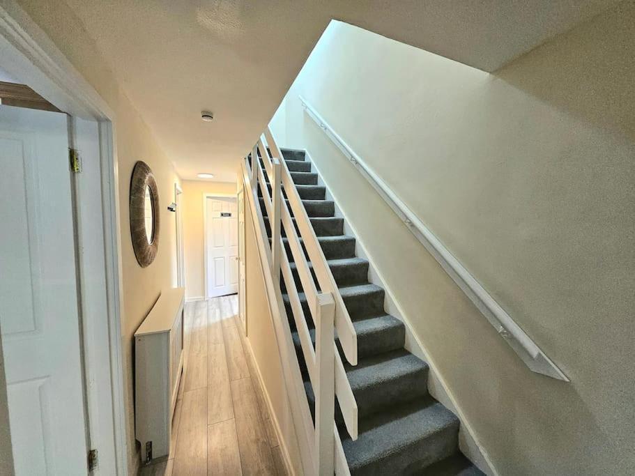 4 Bed House With 6 Beds * Edinburgh