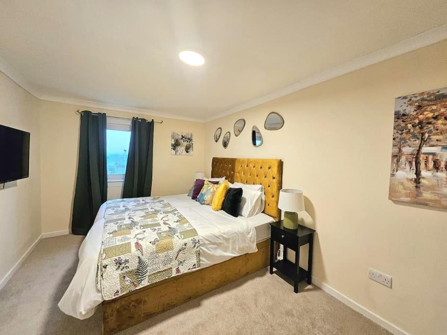4 Bed House With 6 Beds Edinburgh