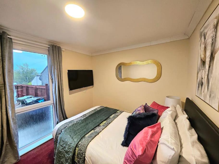 4 Bed House With 6 Beds * Edinburgh