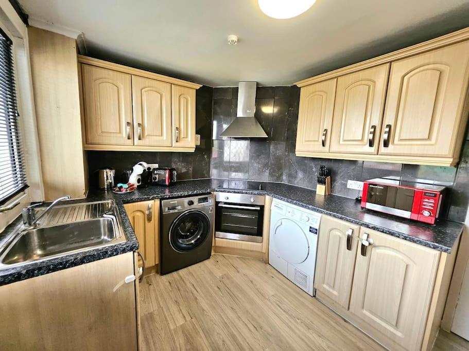 4 Bed House With 6 Beds * Edinburgh