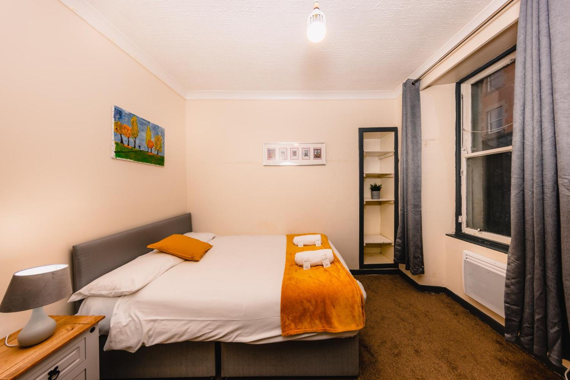In Old Town, Cozy 4 Bedroom Flat * Edinburgh