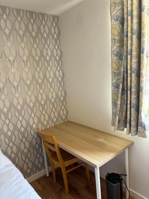 Quiet Central Apartment For Upto 4 People * EDI