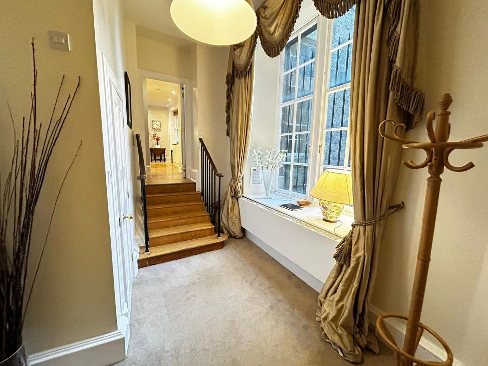 Parliament Sq Apartment *