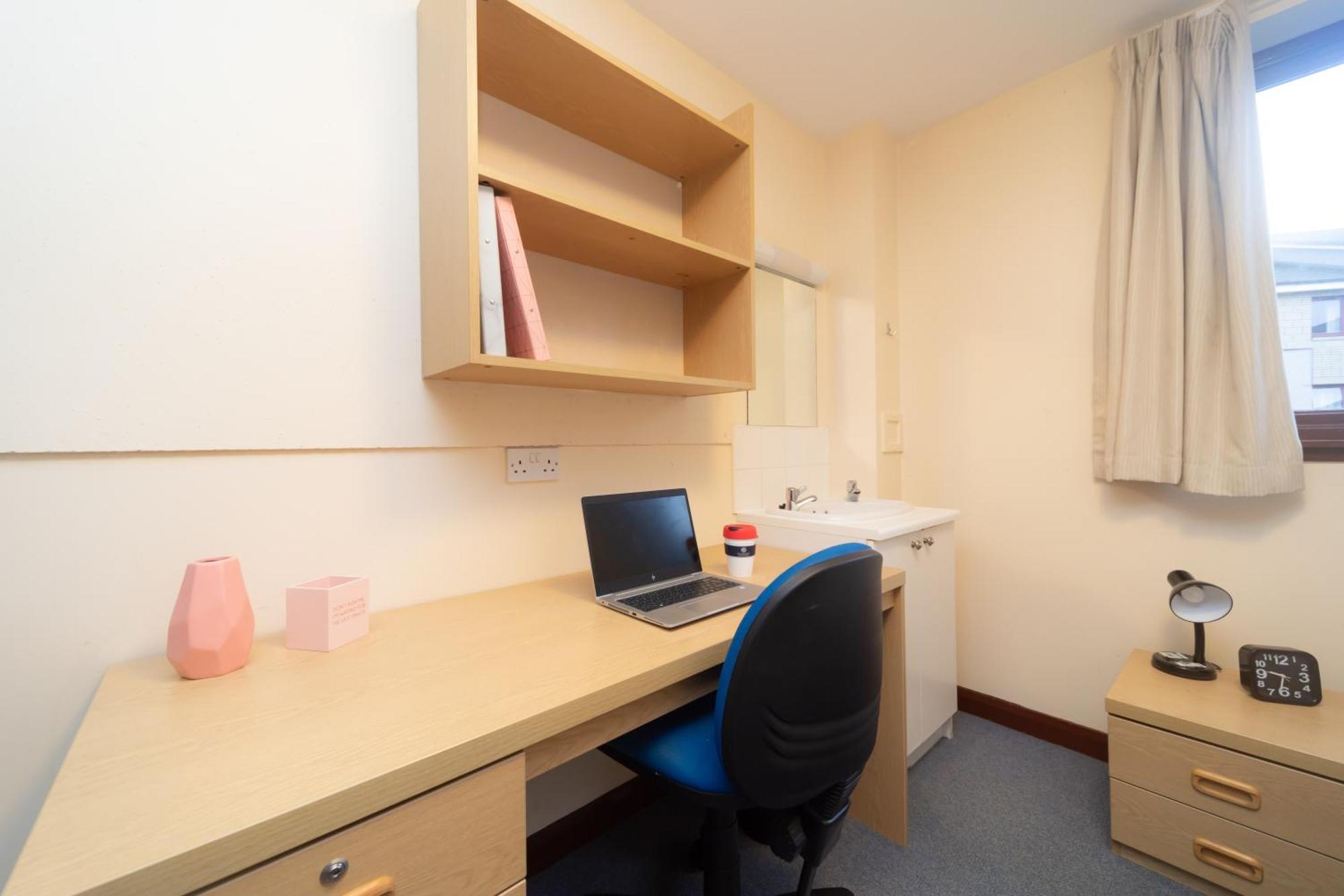 Joivy Economy 4 And 5 Bed Flats, Close To Old Town And Royal Mile - Adults Only Edinburgh