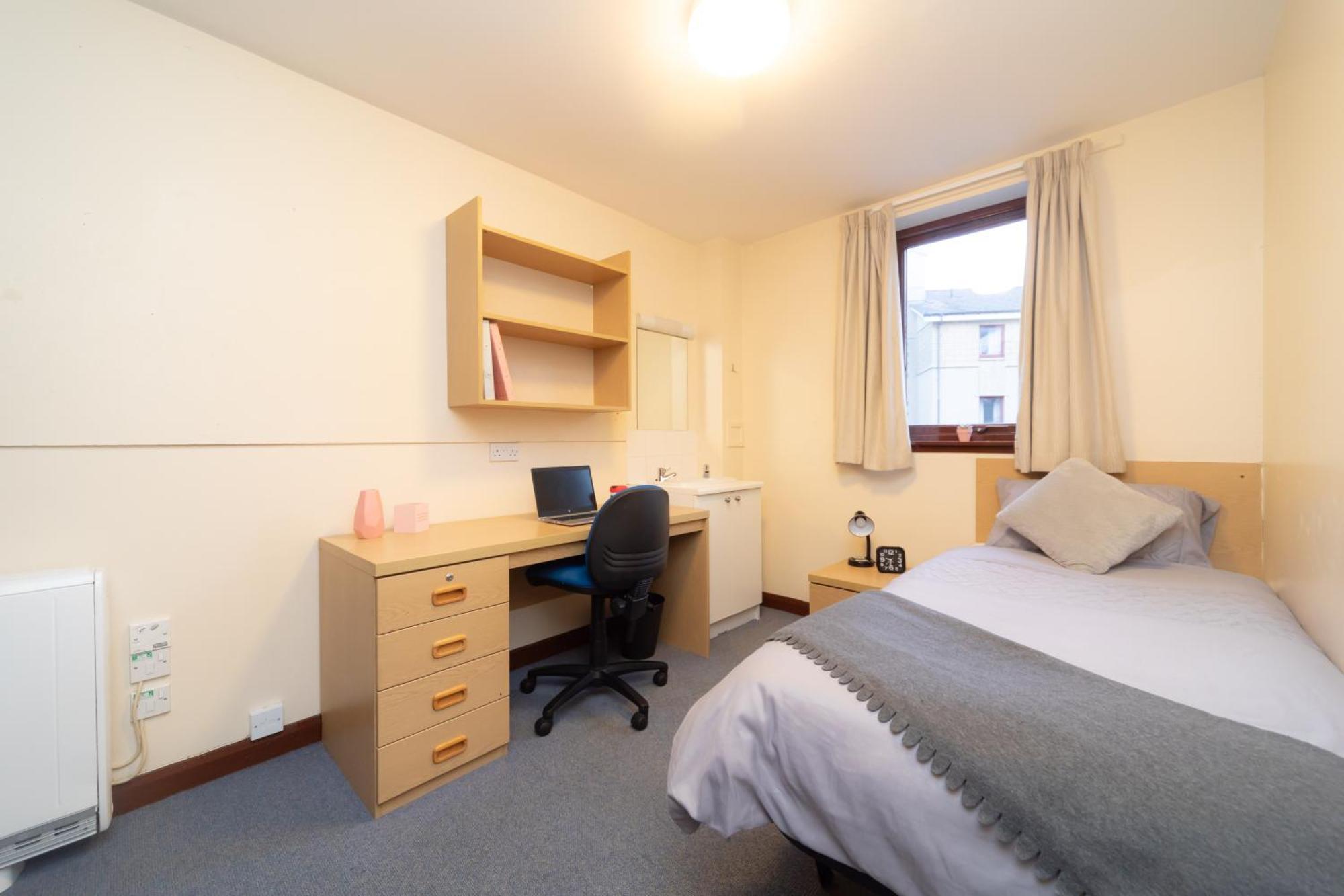 Joivy Economy 4 And 5 Bed Flats, Close To Old Town And Royal Mile - Adults Only Apartment Edinburgh