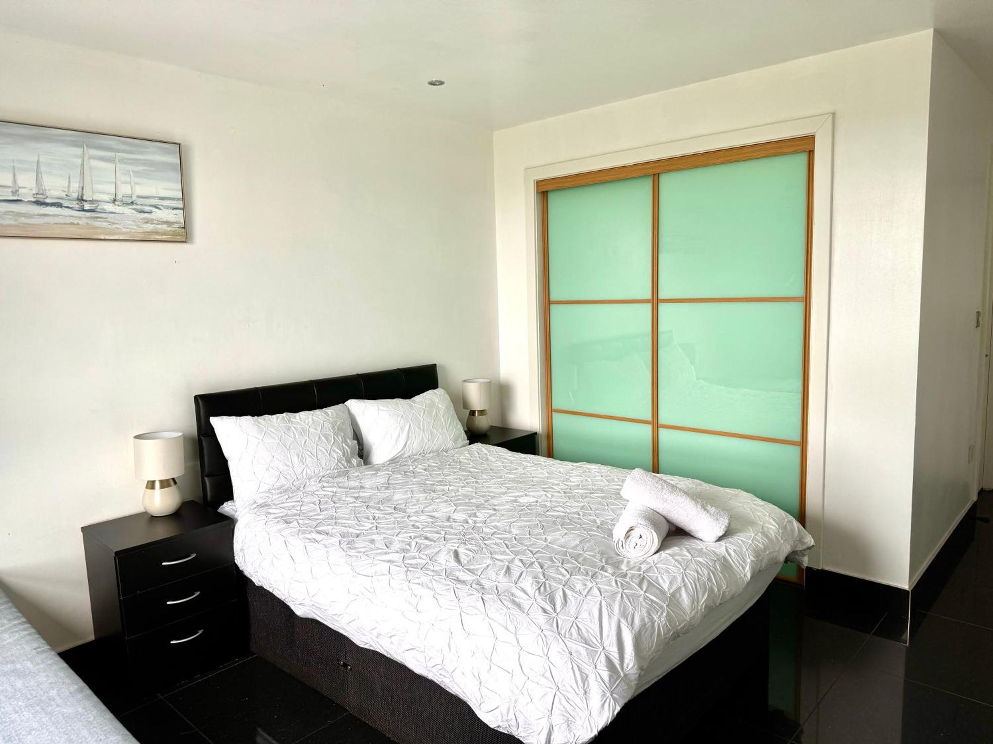 Ocean - 2 Bedroom * EDI