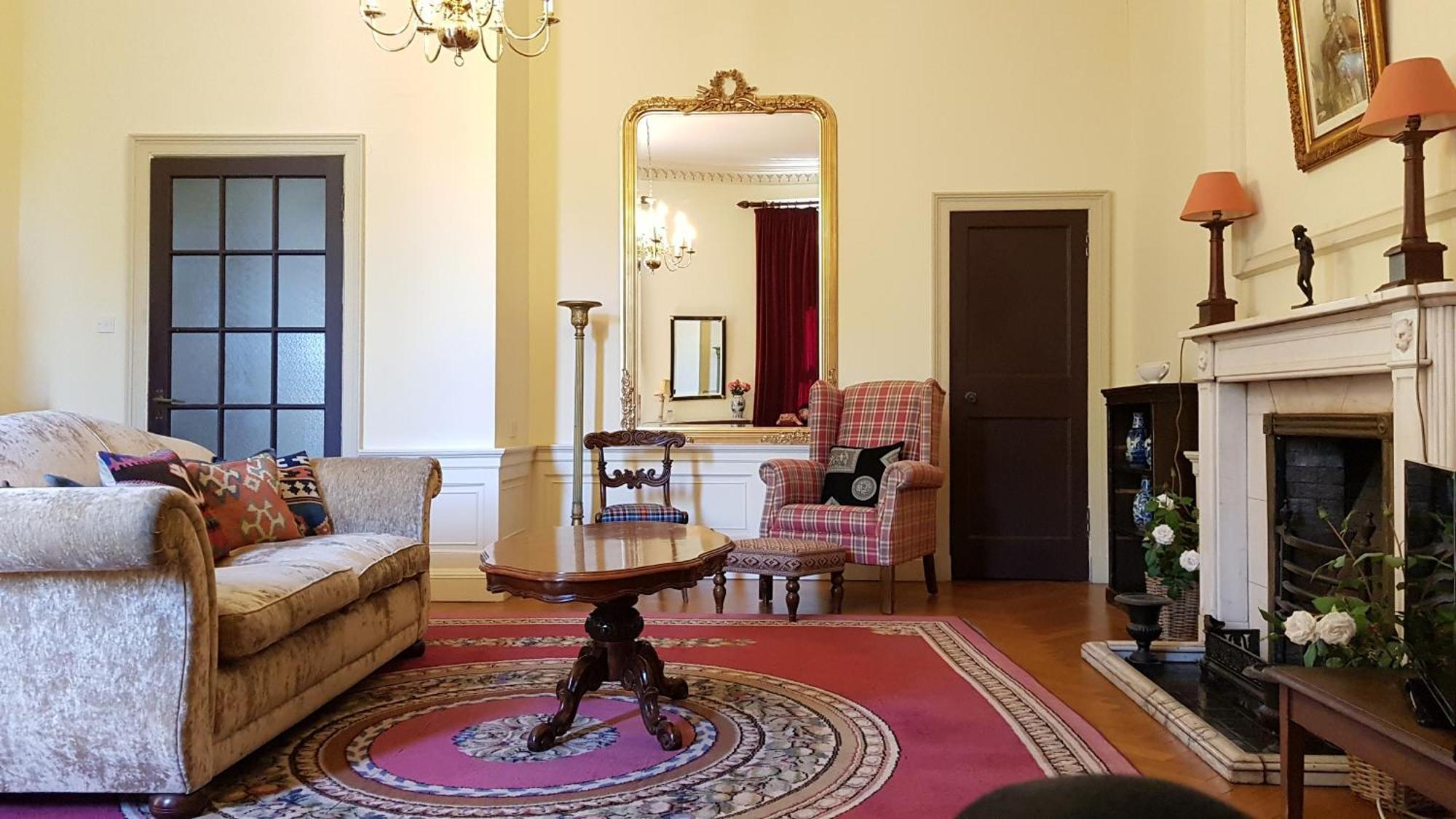 Spacious 2-bedroom Georgian Apartment *