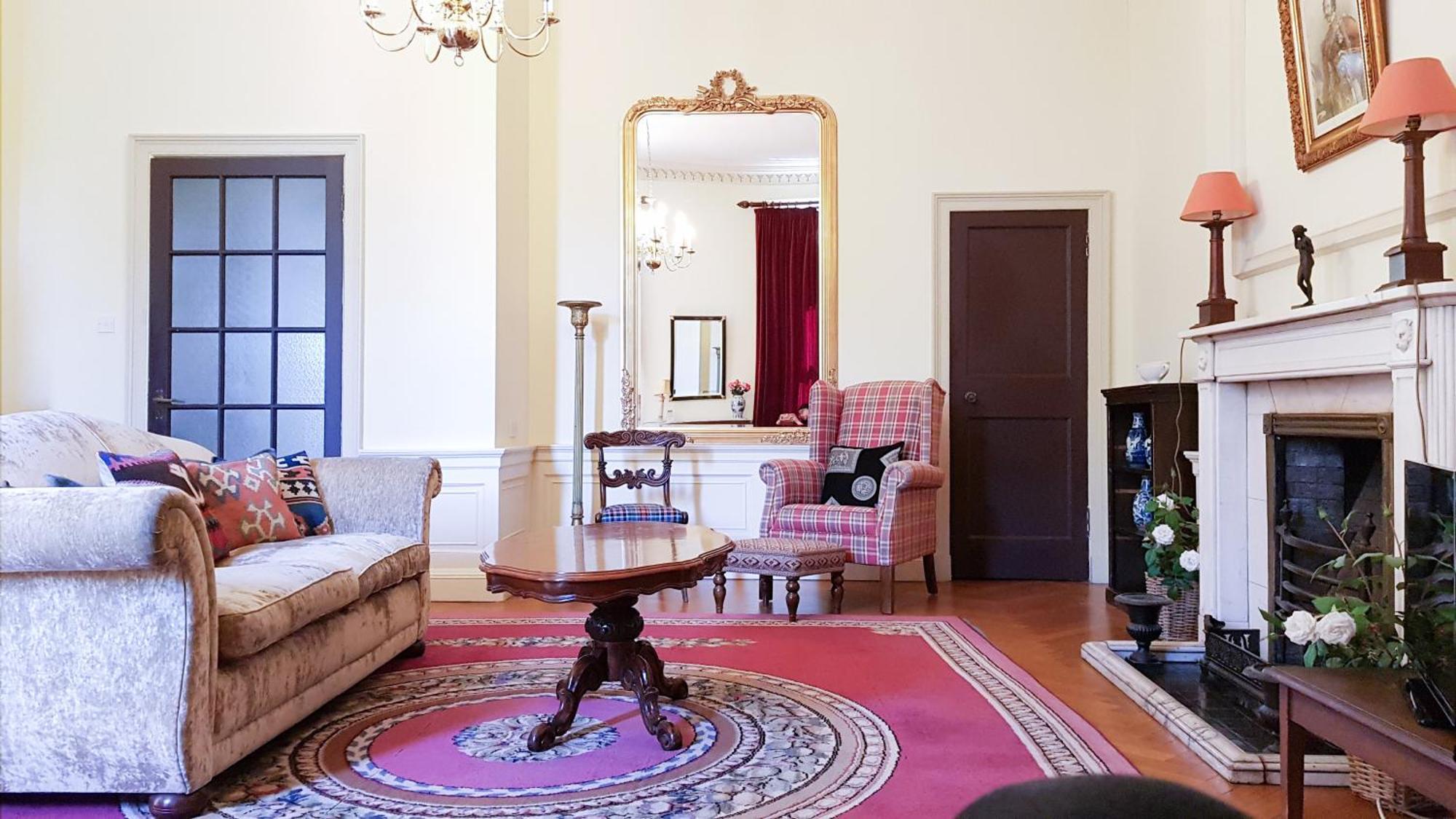 Spacious 2-bedroom Georgian *