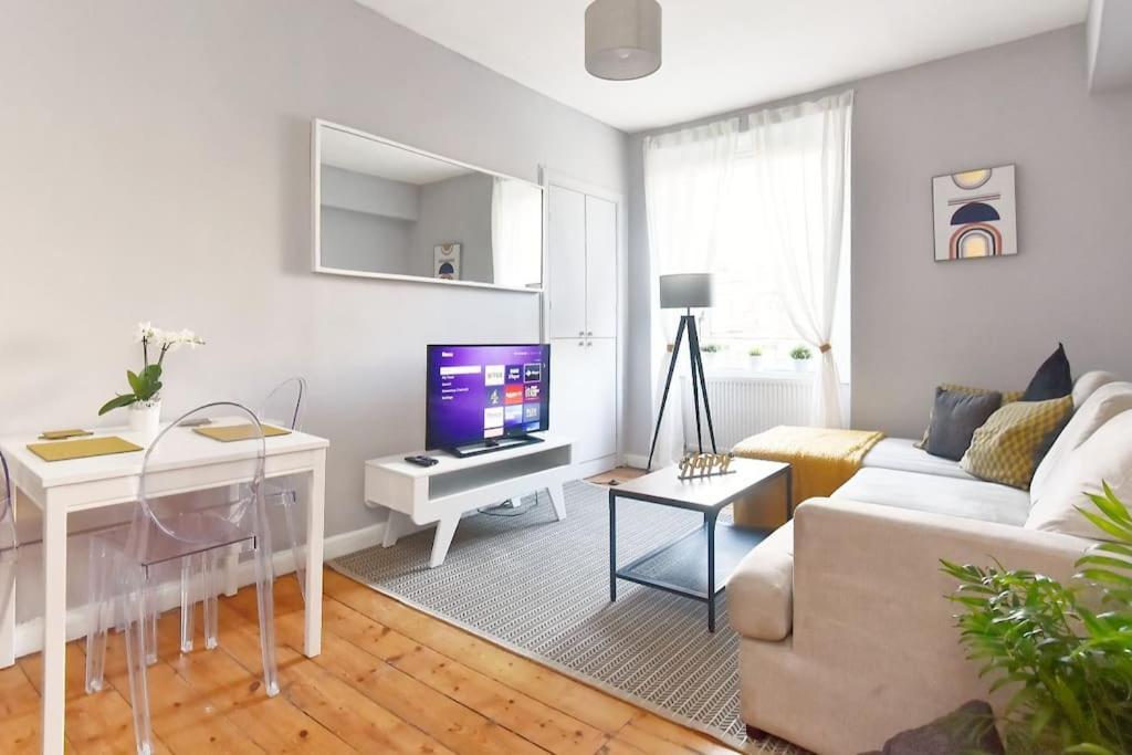 Cosy And Chic, Quiet In Leith Apartment