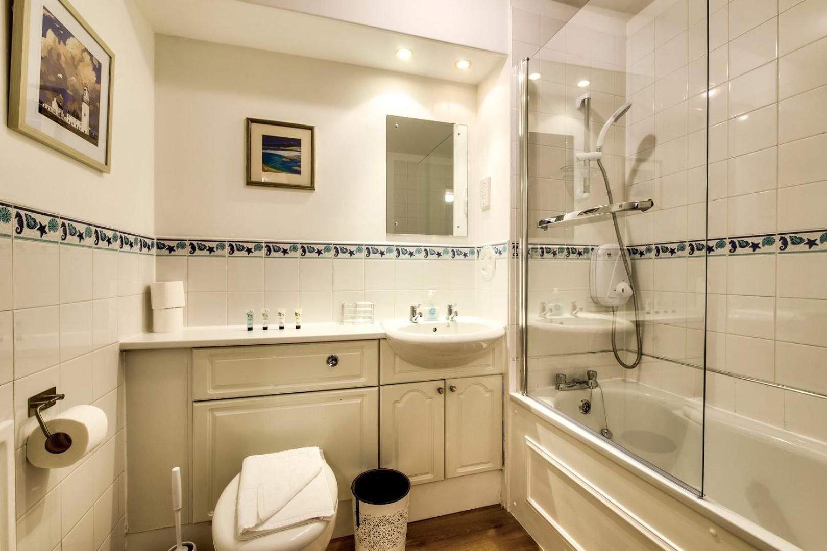 Apartment Guestready - Stylish W/ Parking Near *