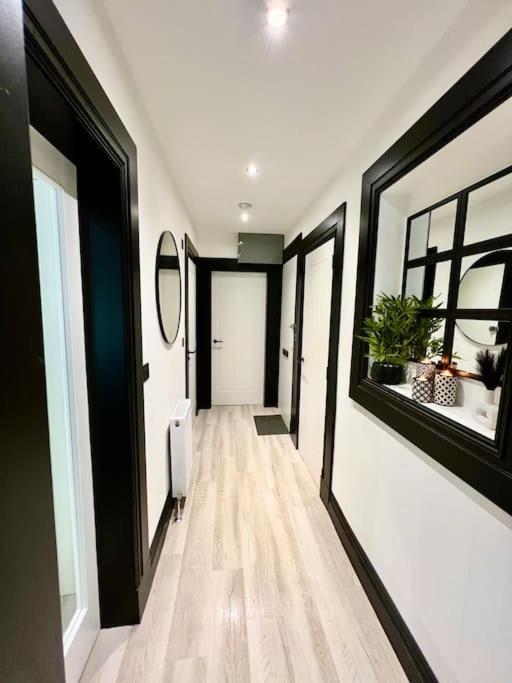 Contemporary Flat In Prime Centre Apartment
