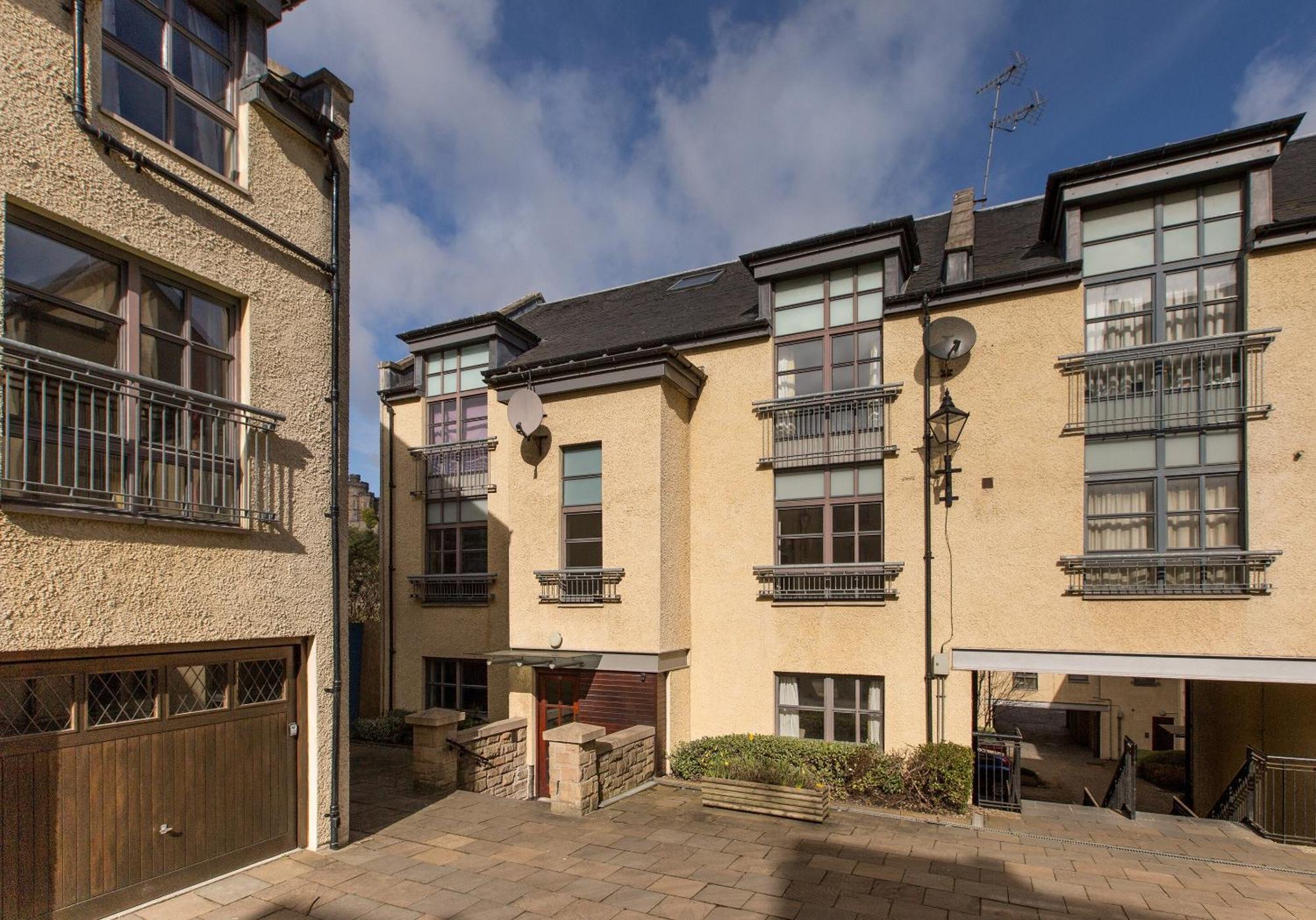 Old Tolbooth Wynd - 393 *