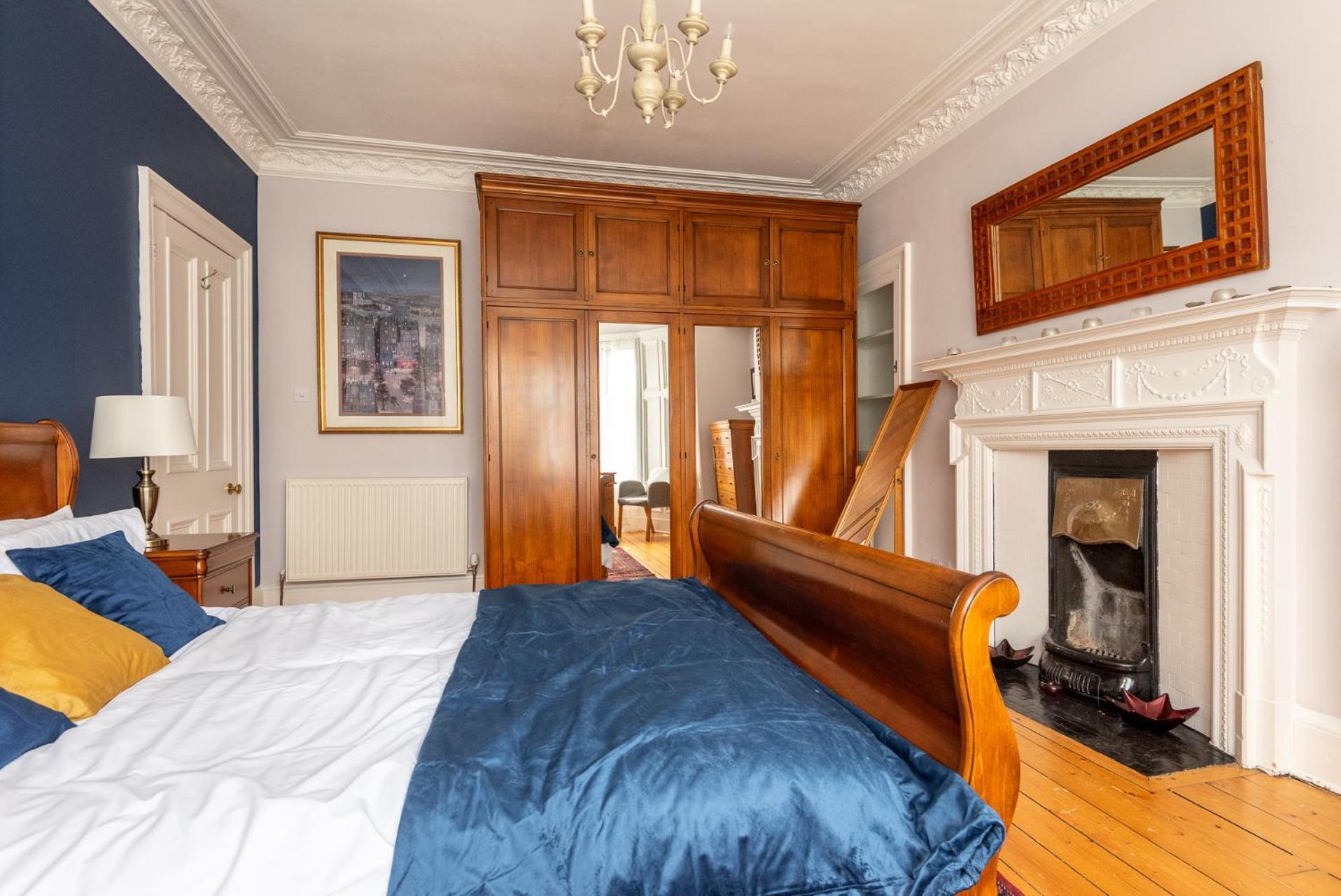 Beautiful Victorian Townhouse With Private Garden, Close To The Beach *