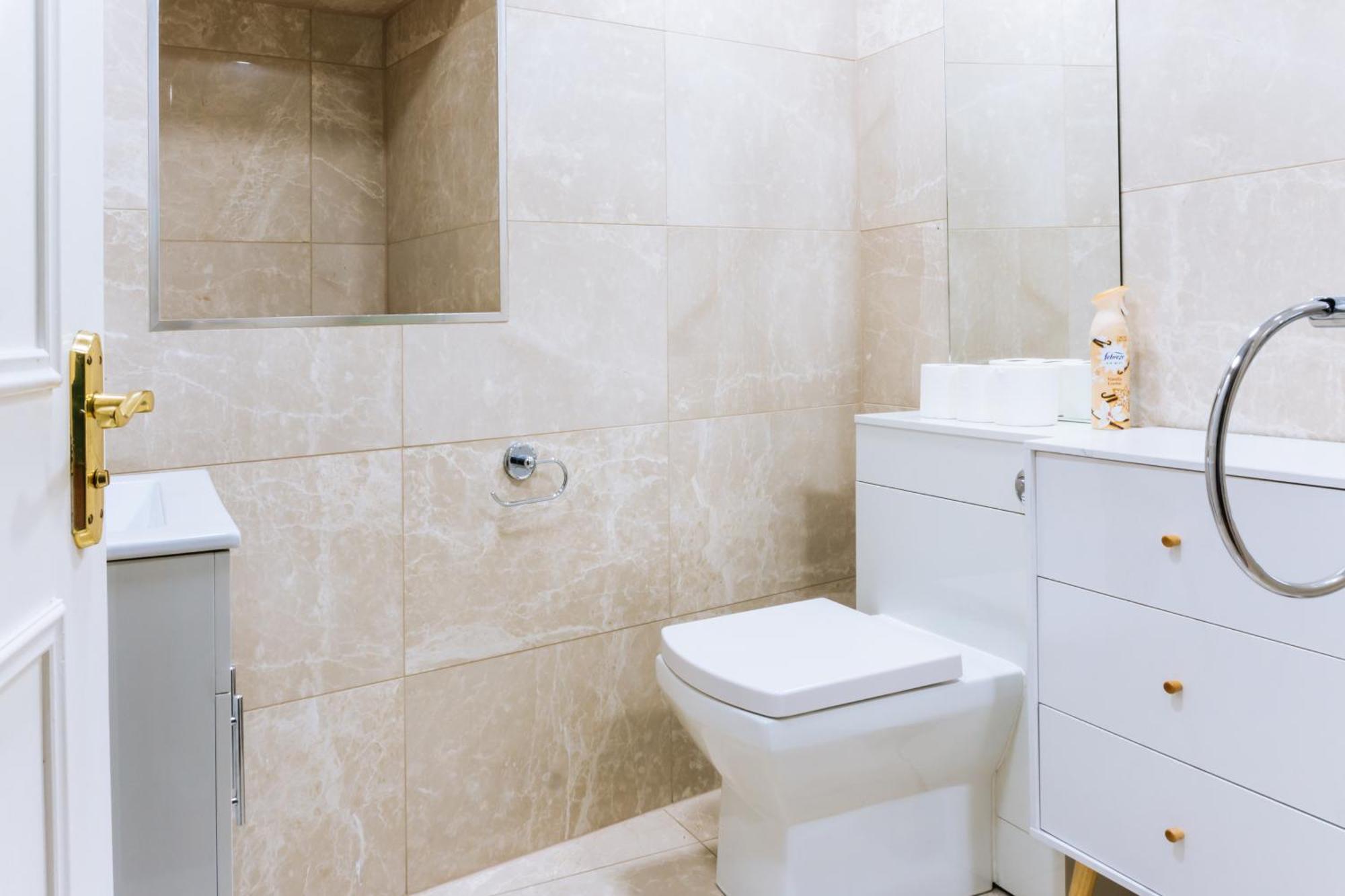 Homely 3 Bedroom In The Heart Of * EDI