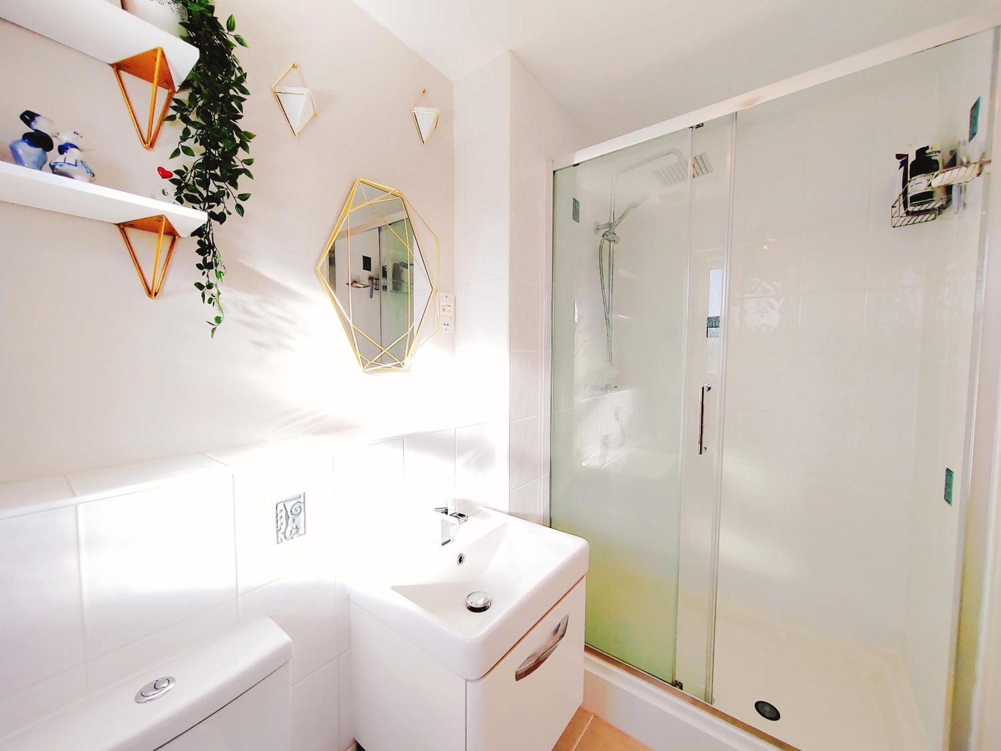 Modern And Spacious Double&king Bedrooms Both With Private Bathrooms