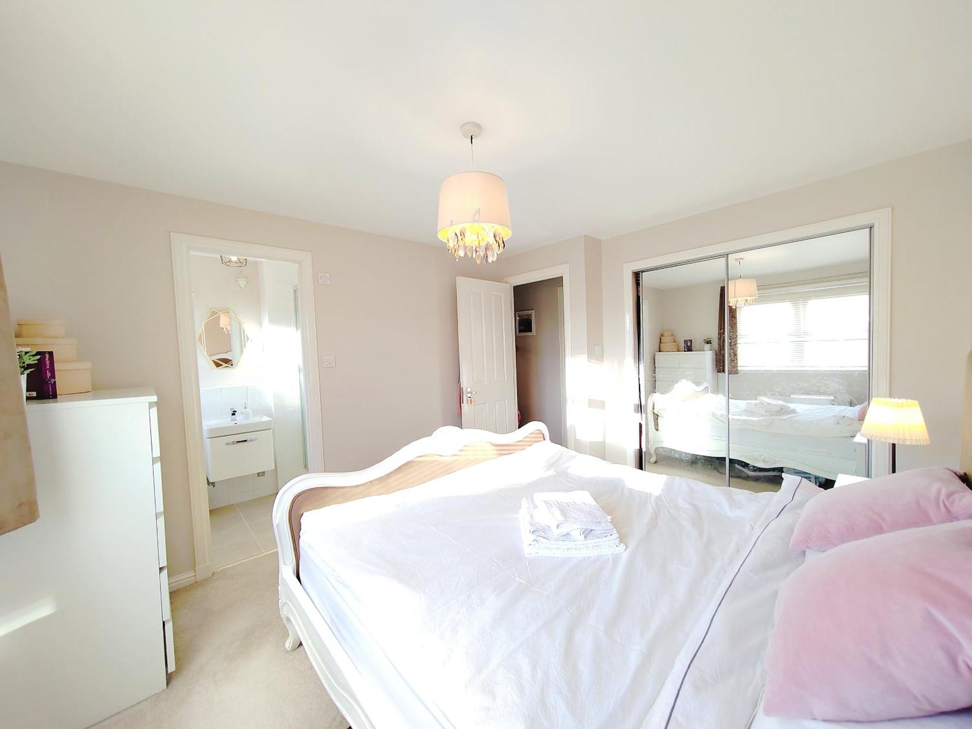Modern And Spacious Double&king Bedrooms Both With Private Bathrooms Homestay