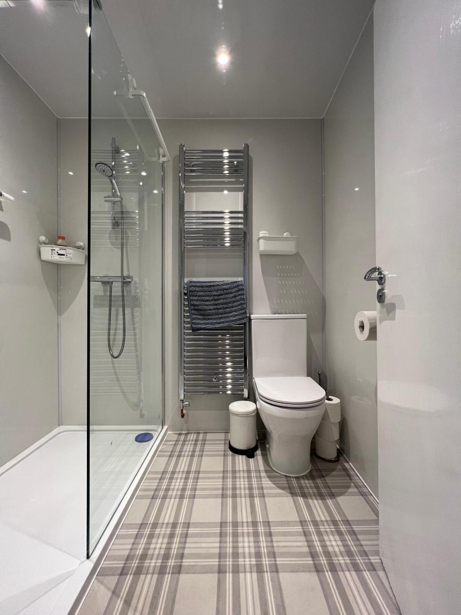 Spacious Boutique Two-bedroom Next To The Castle Apartment