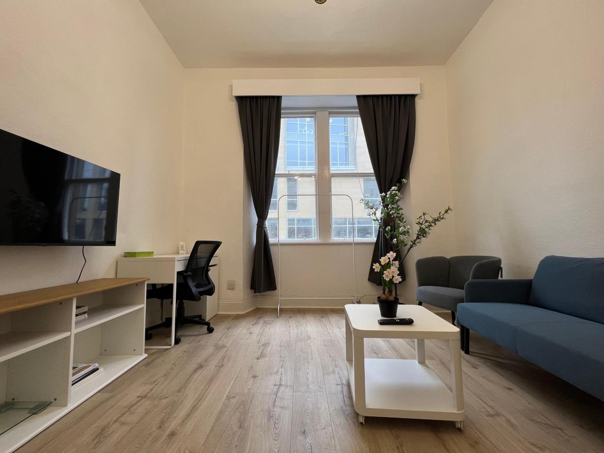Spacious Boutique Two-bedroom Next To The Castle