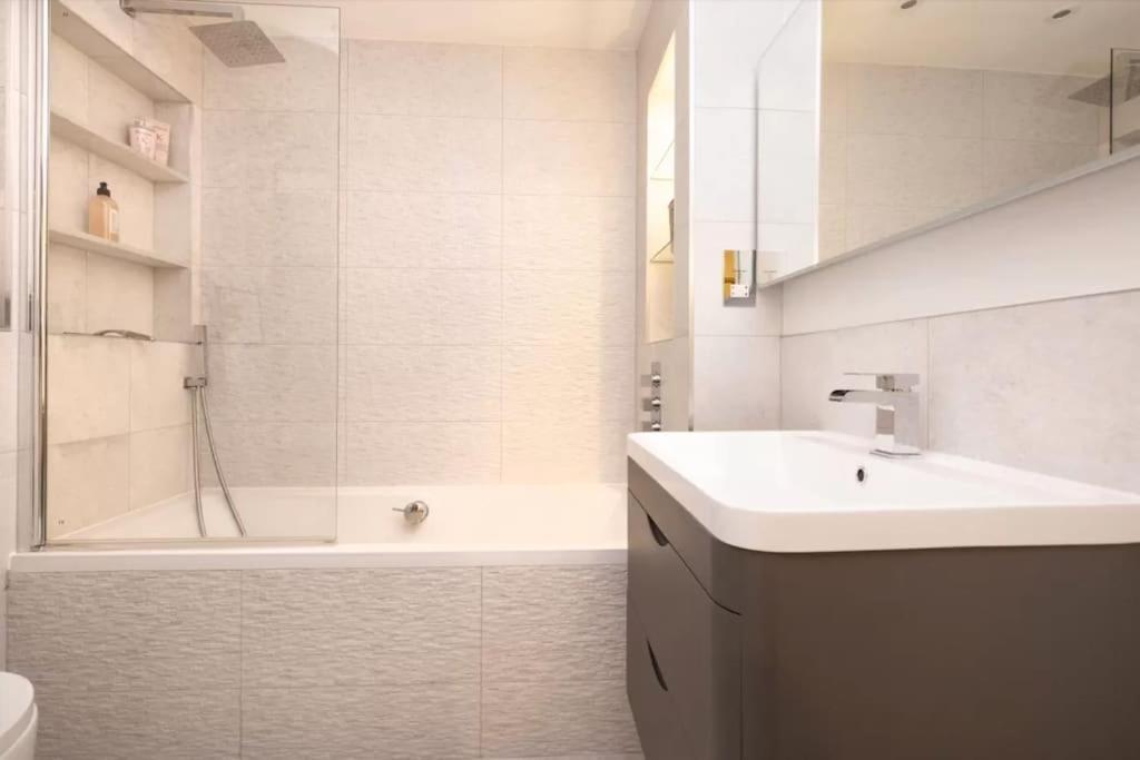 Stylish Flat With Free Parking *