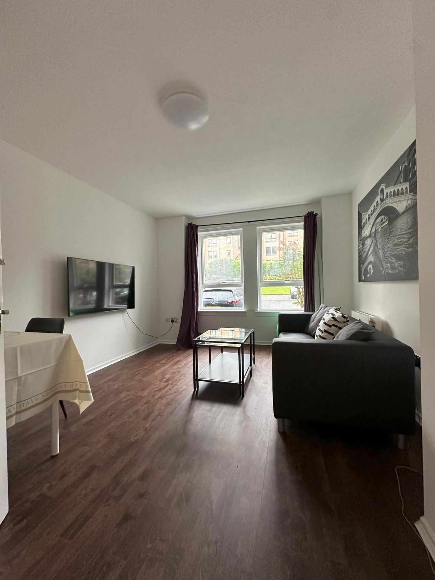 Two Bedroom Flat Close To Meadows With Free Parking *