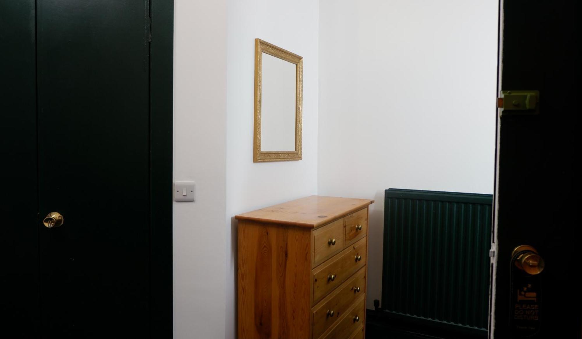 4 Friends House * Edinburgh