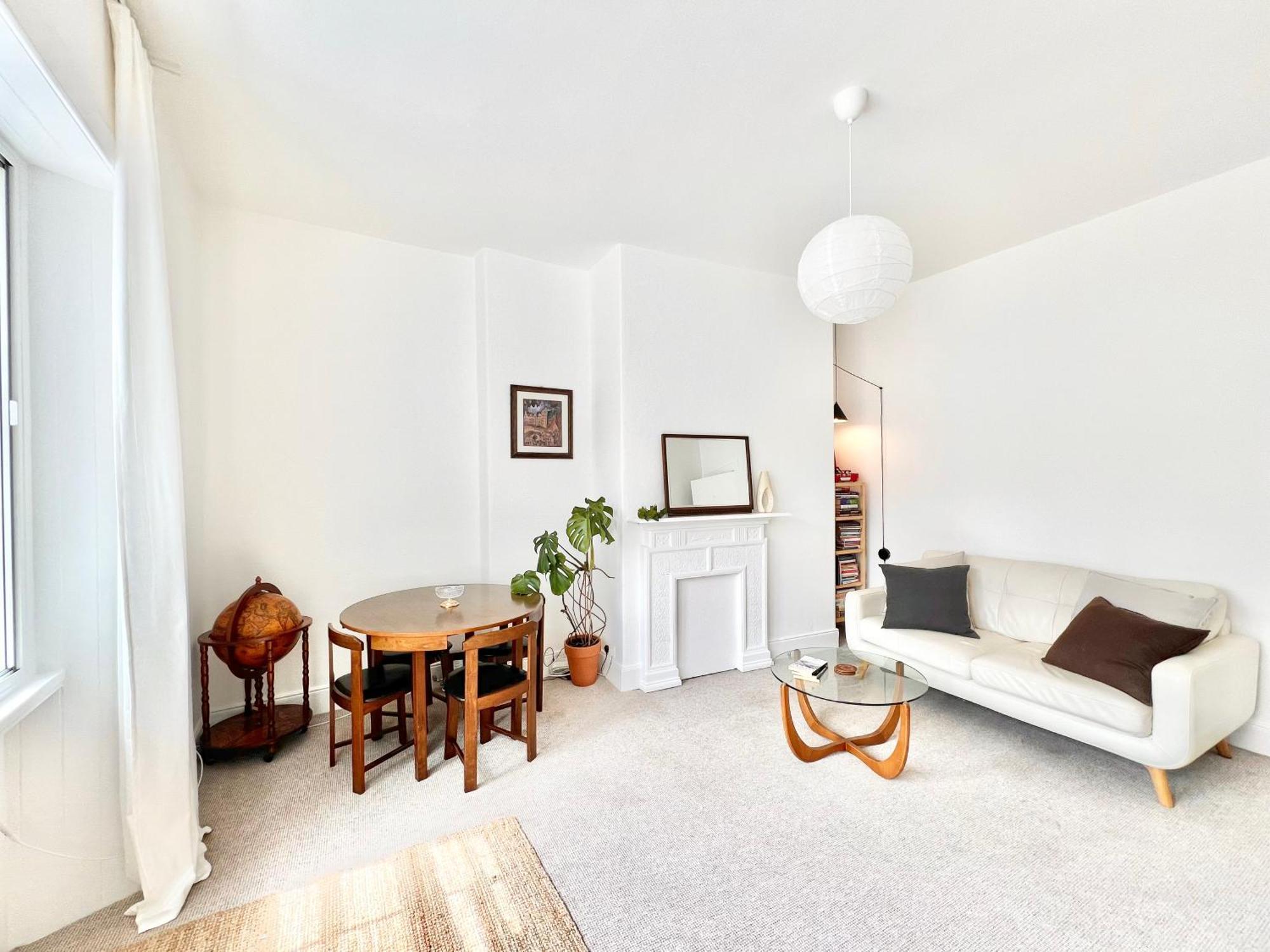 Bright Old Town Centre Apartment Edinburgh