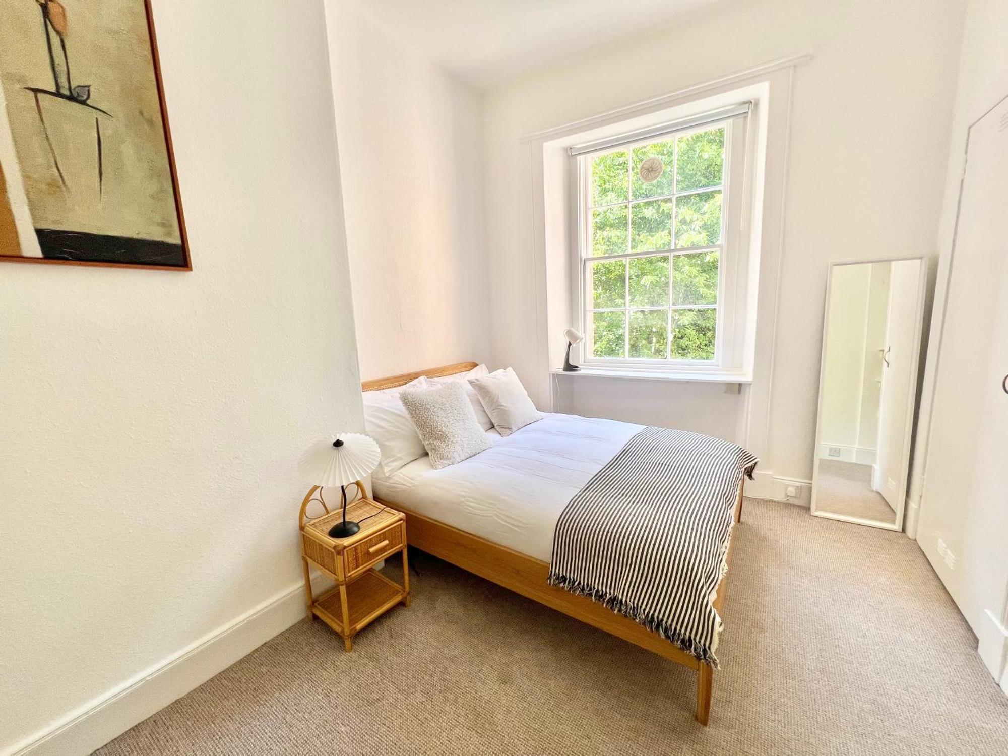 Bright Old Town Centre Apartment *