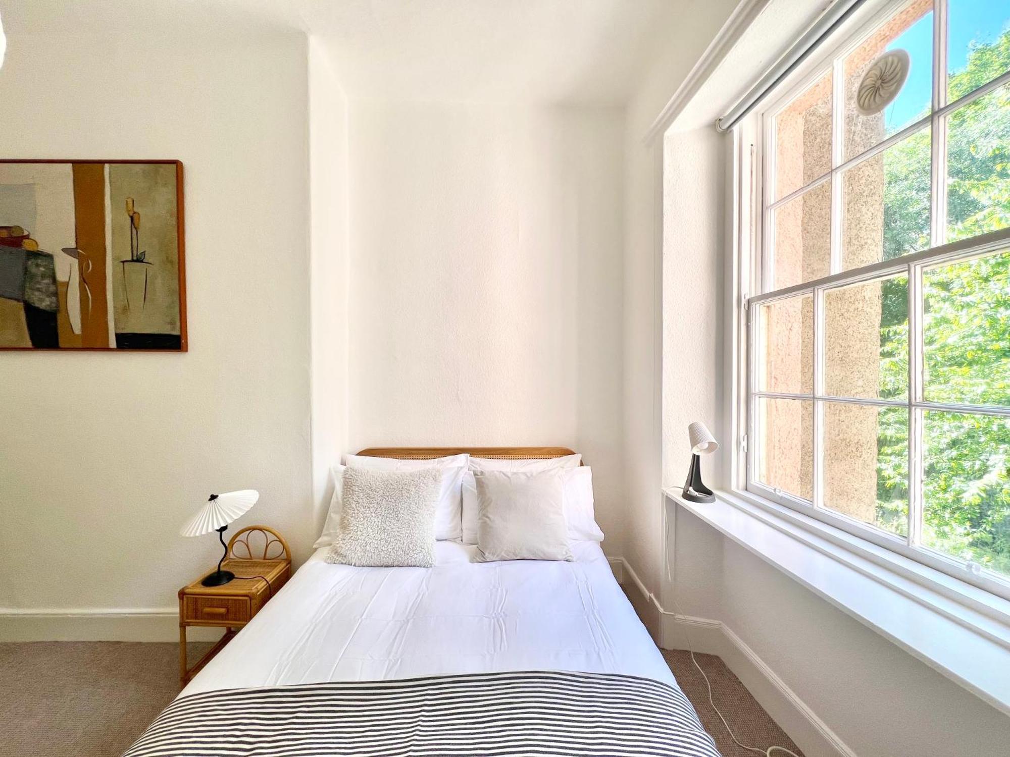 Bright Old Town Centre Apartment Edinburgh