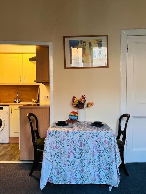 Cozy In Central Apartment