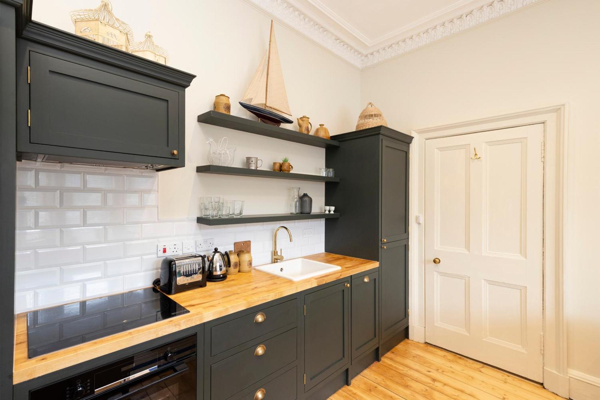 Elegant Stockbridge 2-bedroom - Ground Floor