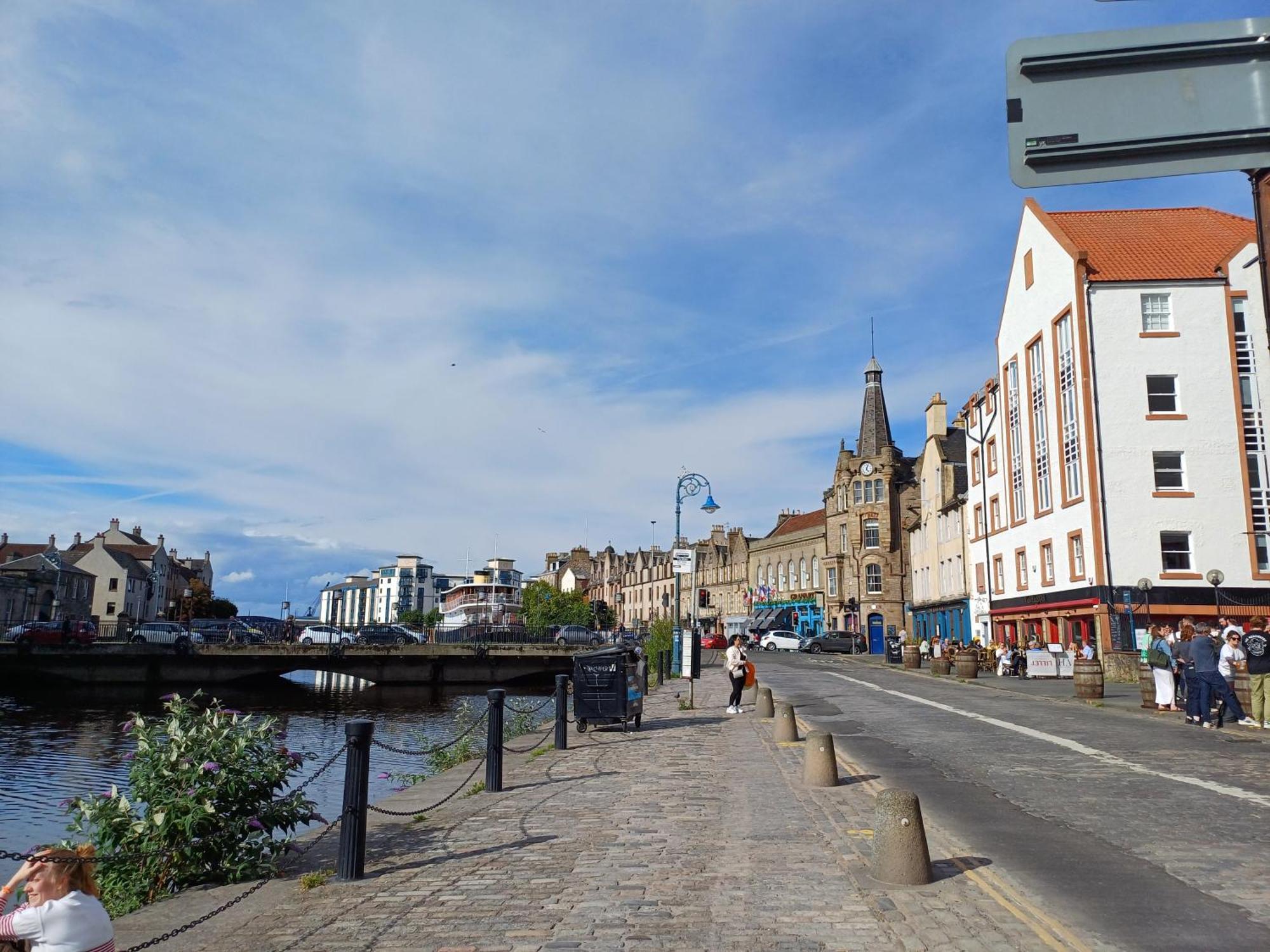 Lovely Ground Floor In Great Location At The Shore, * Edinburgh