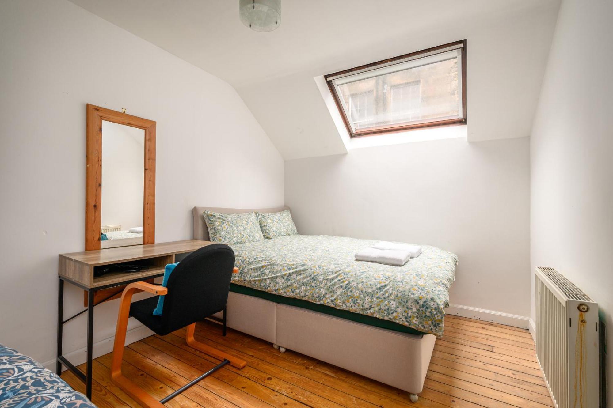 Bright - - Sleeps 10 Ferienhaus