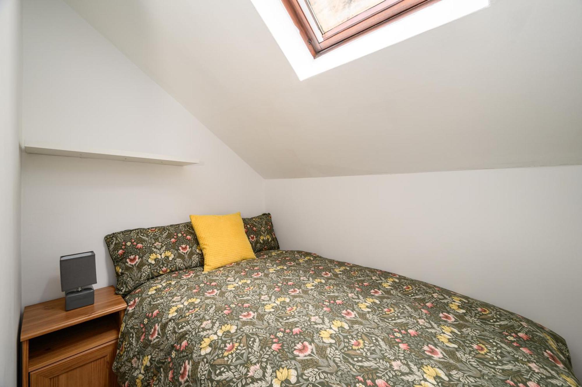 Bright - - Sleeps 10 Ferienhaus EDI