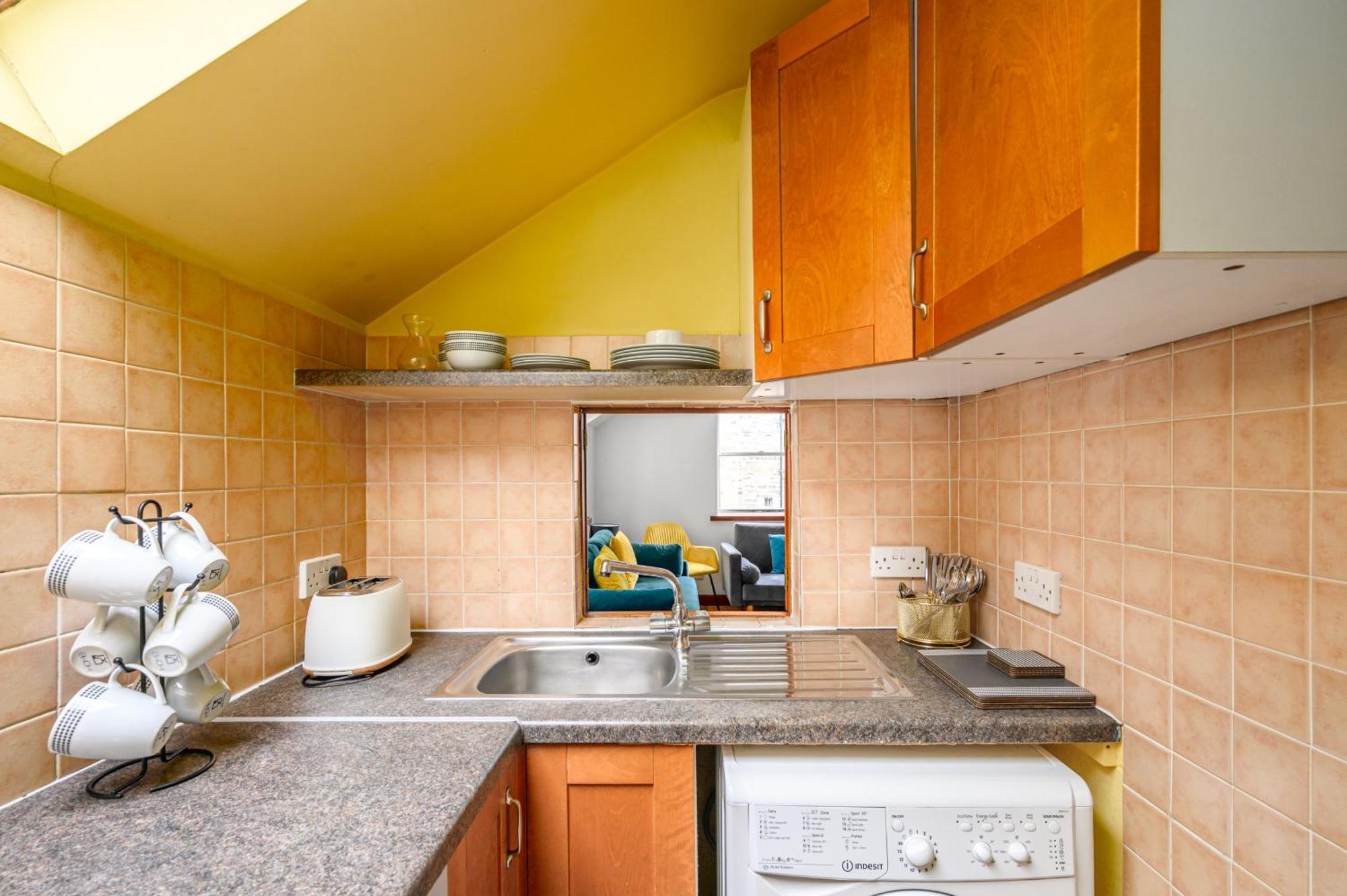 Bright - - Sleeps 10 Ferienhaus *