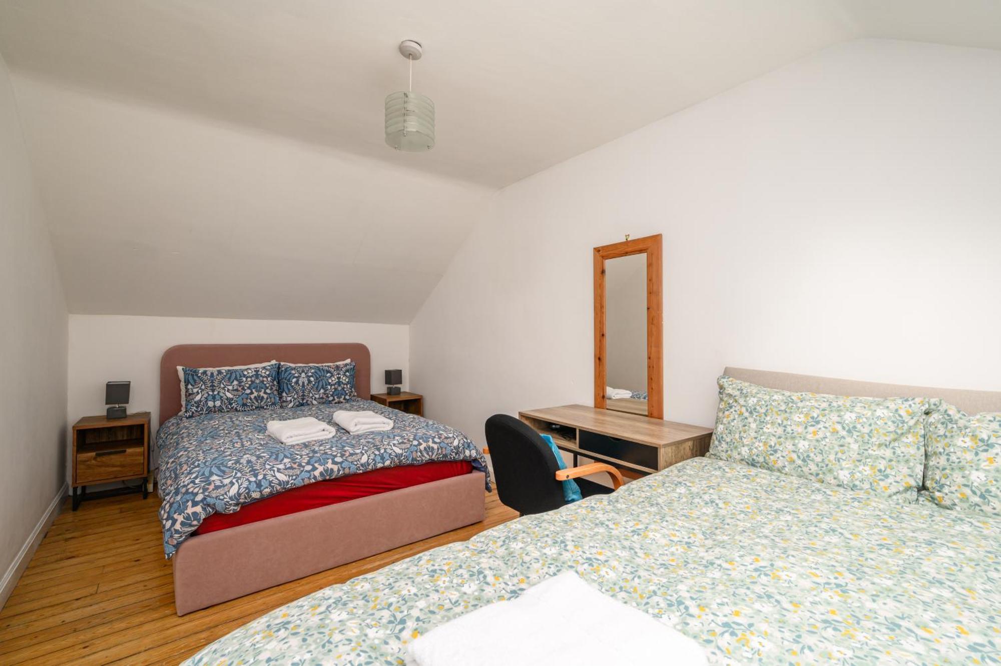 Bright - - Sleeps 10 Ferienhaus EDI