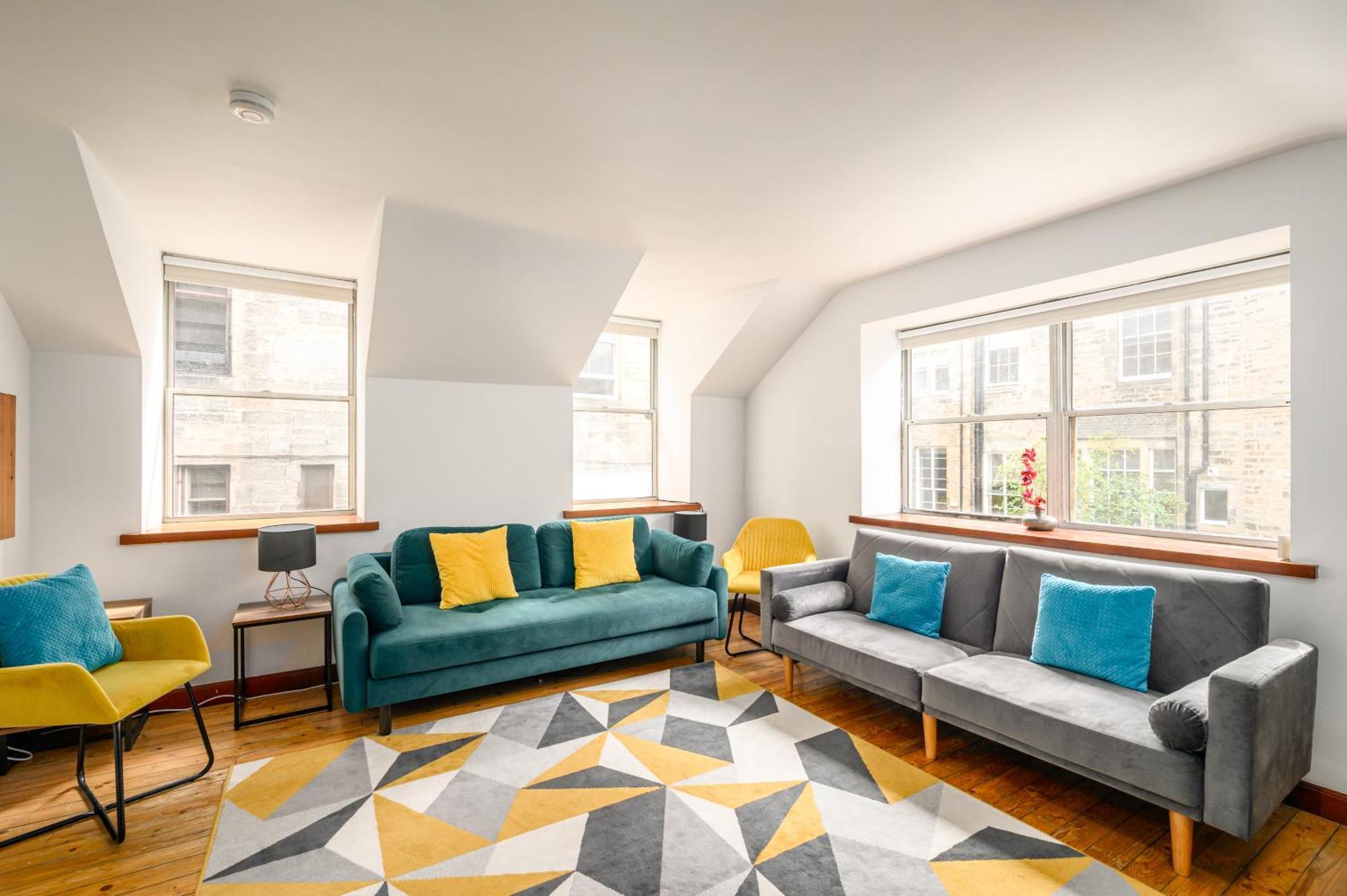 Bright - - Sleeps 10 Ferienhaus *