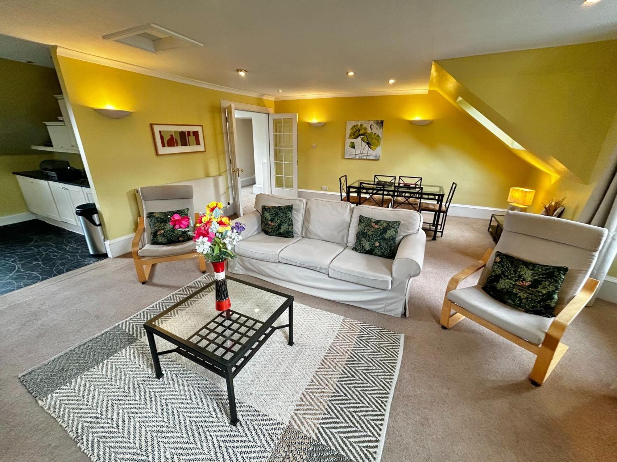 Parliament Sq Apartment *